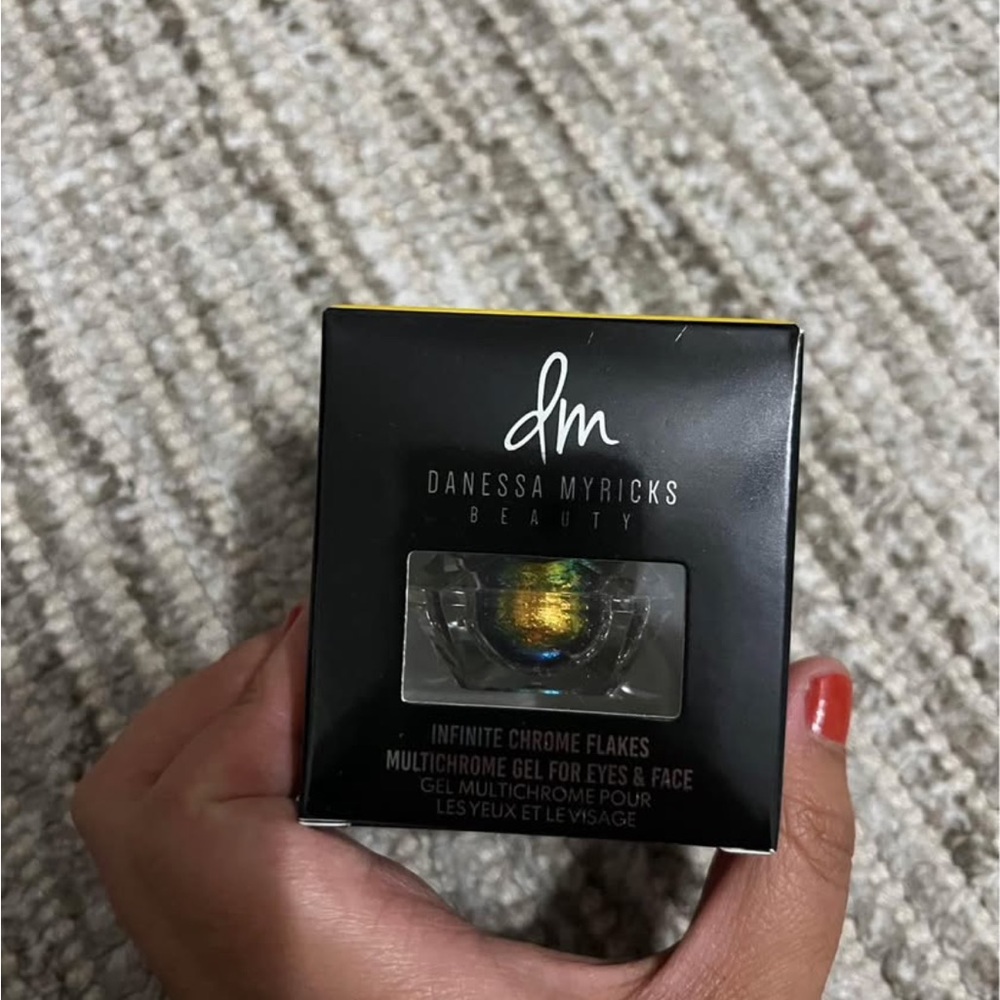 Danessa Myricks Infinite Chrome Flakes Gel